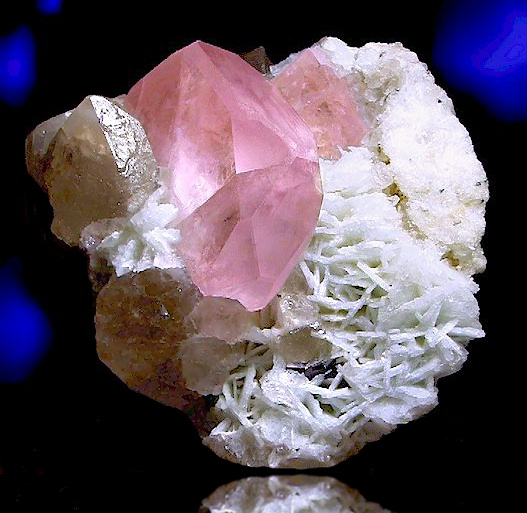 MorganiteSmokyQuartzAlbite.jpg (127752 bytes)