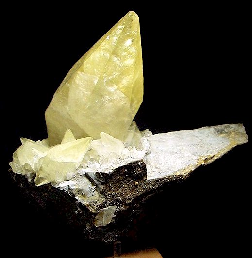 TUC36tri-calcite.jpg (39354 bytes)