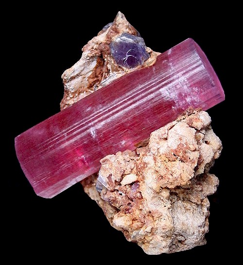 Tucson2009-220CArubellitelepidolite.jpg (83367 bytes)