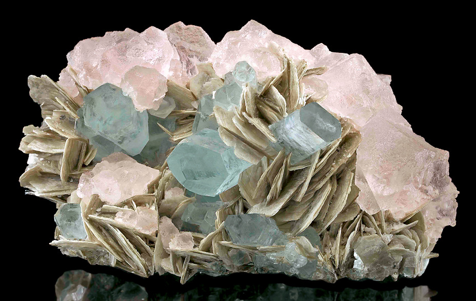 Tucson2012-97AquamarineFluoriteChumarBakhoorPakistan127mm.jpg (225936 bytes)