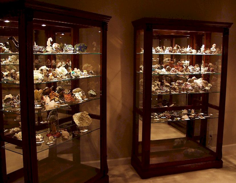 cabinets.jpg (103056 bytes)